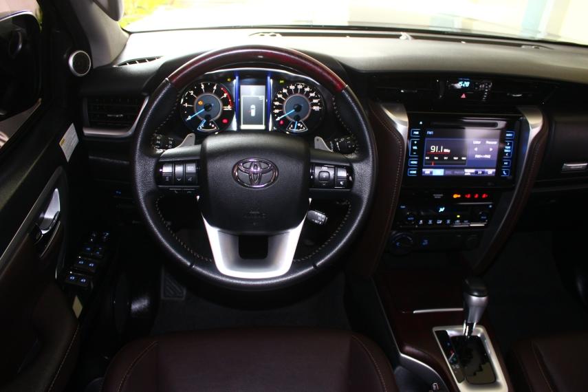 TOYOTA Hilux SW4 - Foto