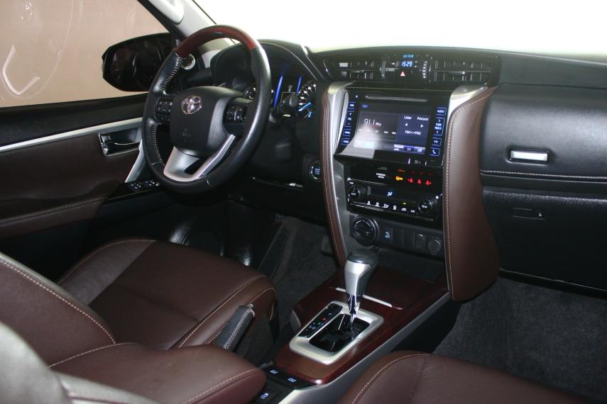 TOYOTA Hilux SW4 - Foto