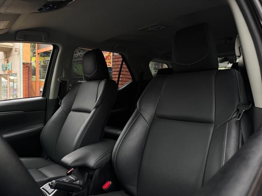 TOYOTA Hilux SW4 - Foto