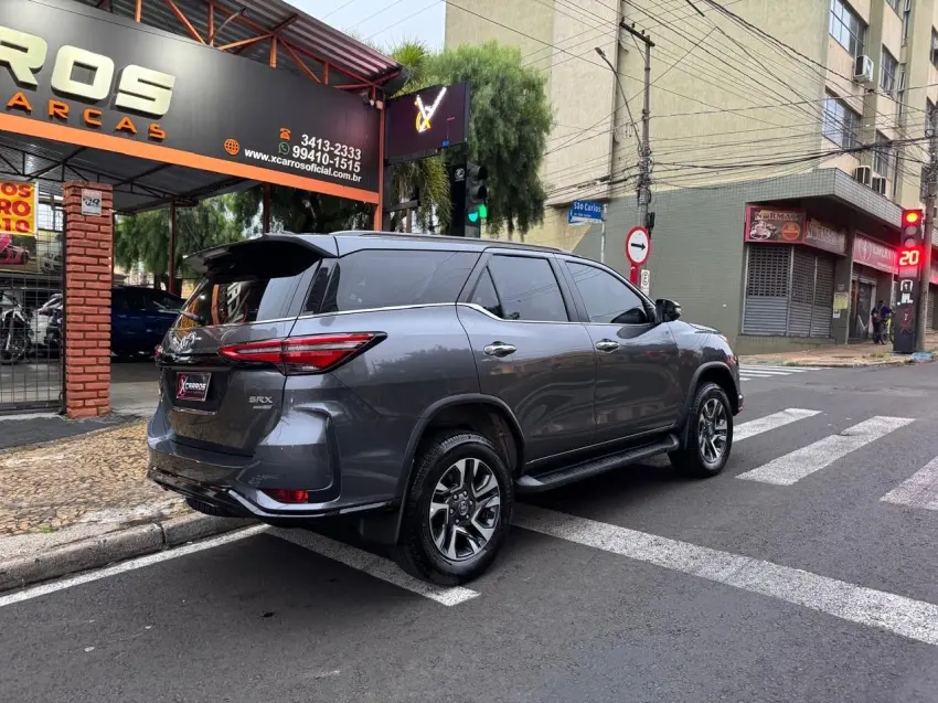 TOYOTA Hilux SW4 - Foto