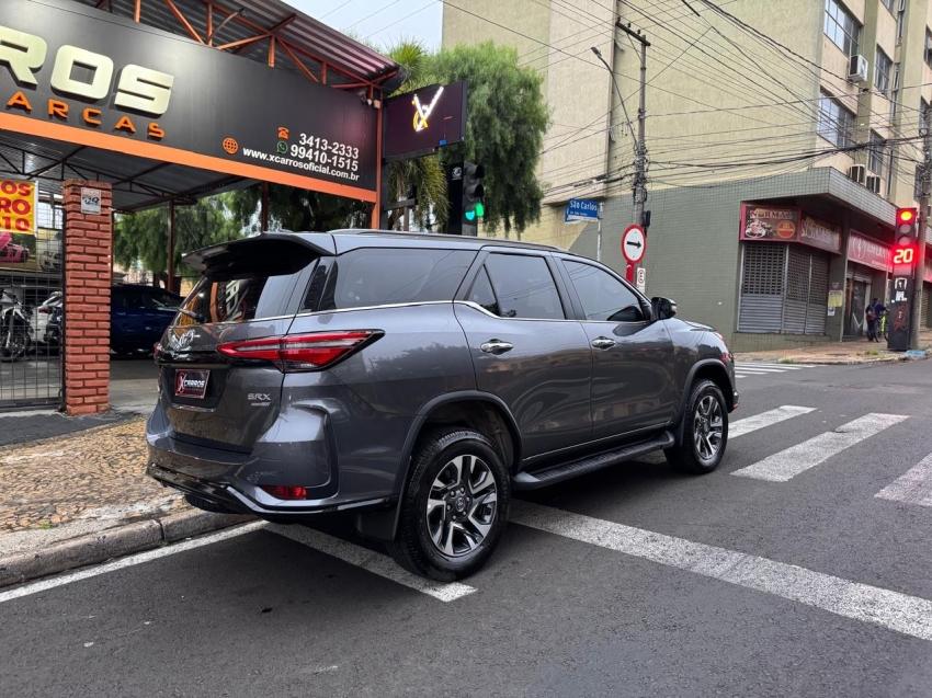 TOYOTA Hilux SW4 - Foto