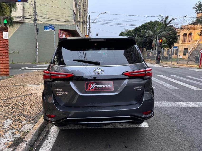 TOYOTA Hilux SW4 - Foto