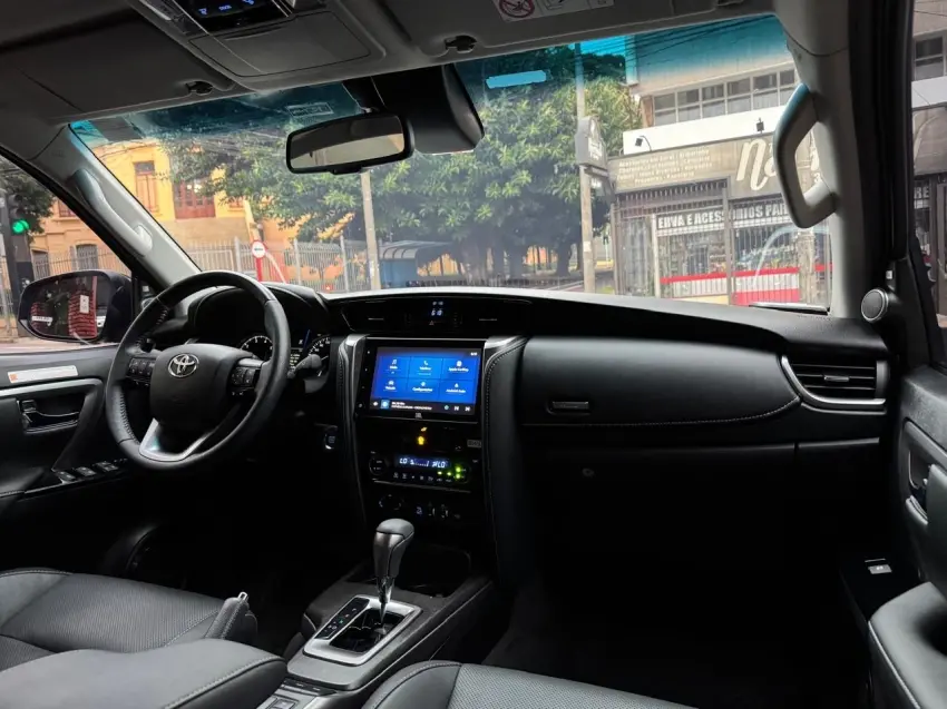 TOYOTA Hilux SW4 - Foto