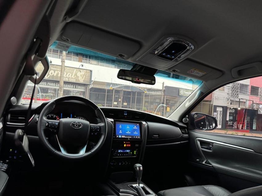 TOYOTA Hilux SW4 - Foto