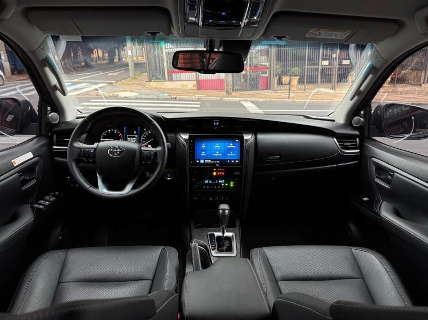 TOYOTA Hilux SW4 - Foto