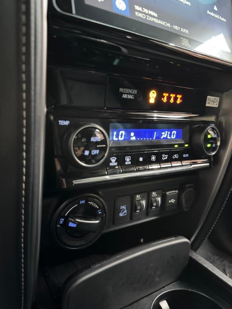 TOYOTA Hilux SW4 - Foto