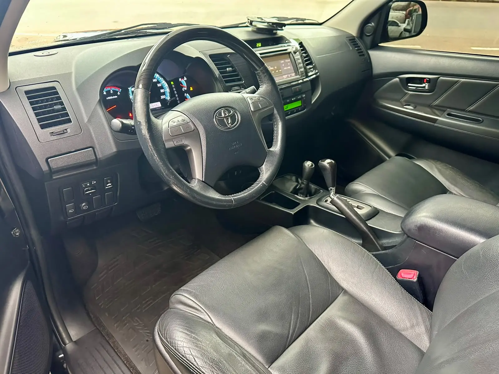 TOYOTA Hilux SW4 - Foto