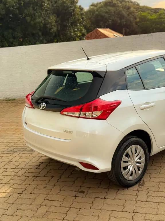 TOYOTA Yaris Hatch - Miniatura