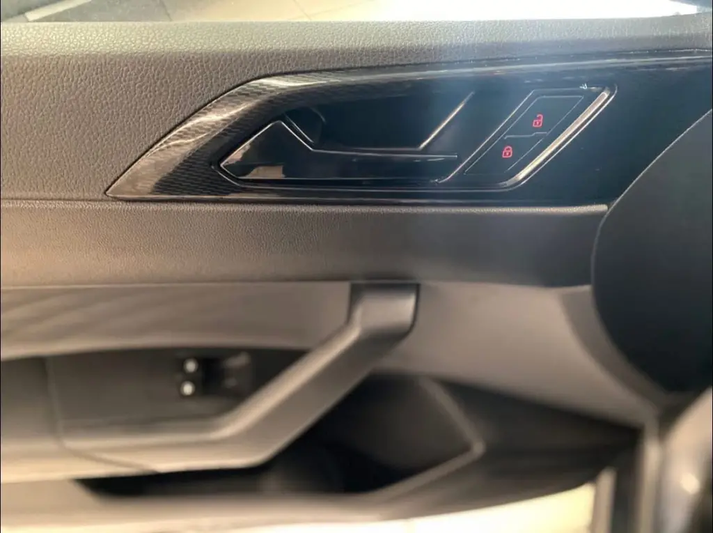 VOLKSWAGEN Polo Hatch - Foto