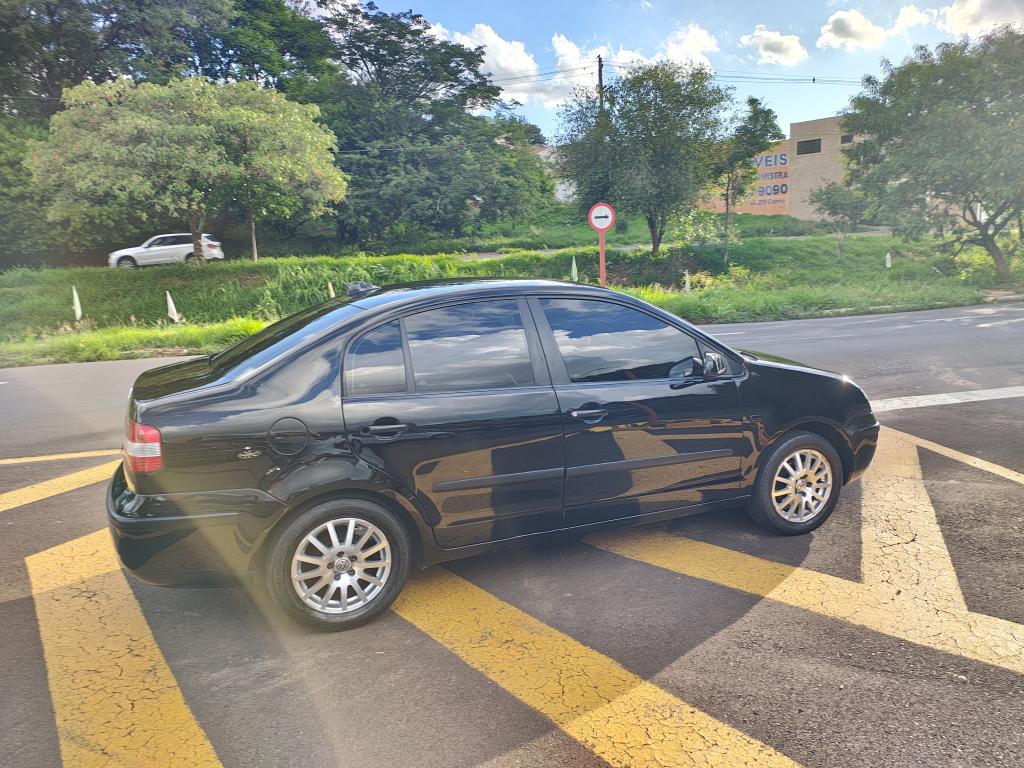VOLKSWAGEN Polo Sedan - Foto