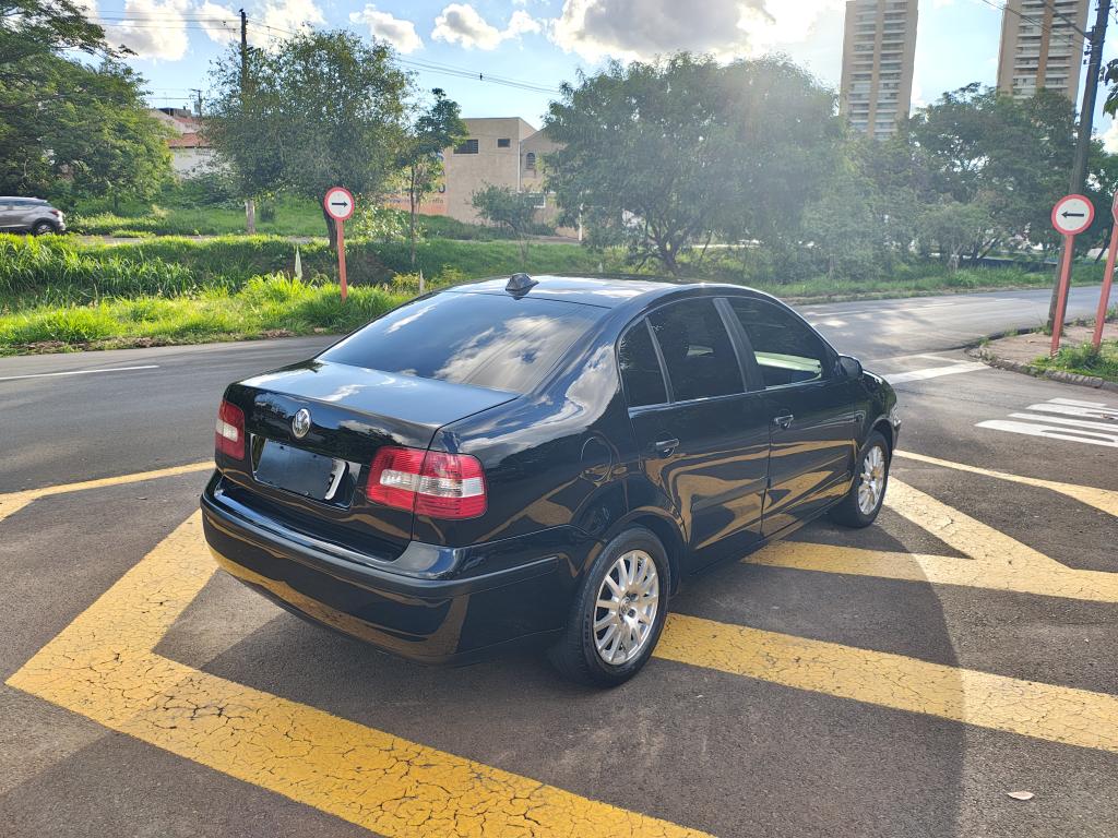 VOLKSWAGEN Polo Sedan - Foto