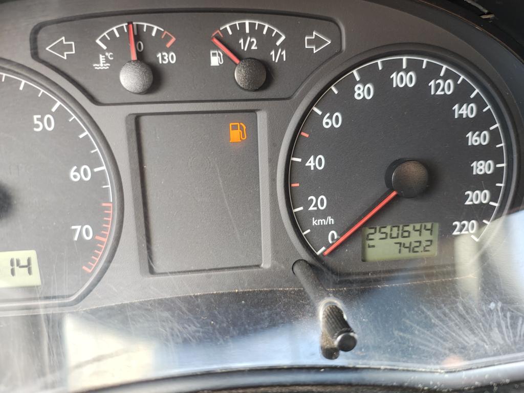 VOLKSWAGEN Polo Sedan - Foto