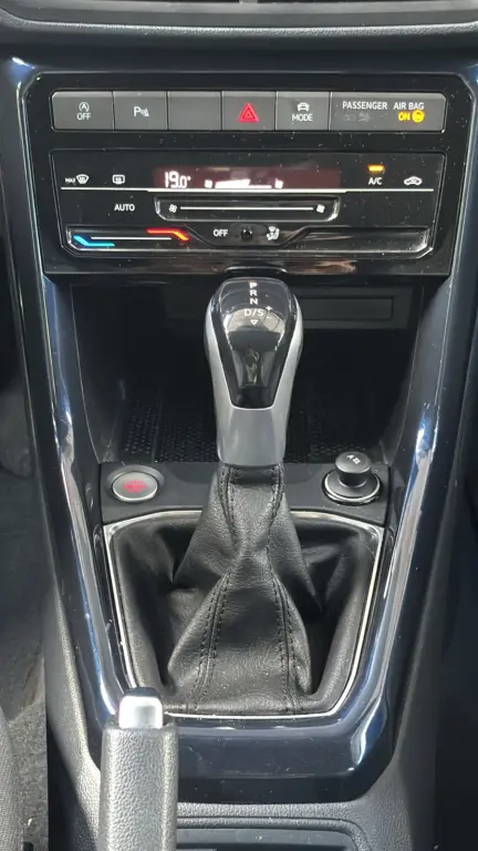 VOLKSWAGEN T-Cross - Foto