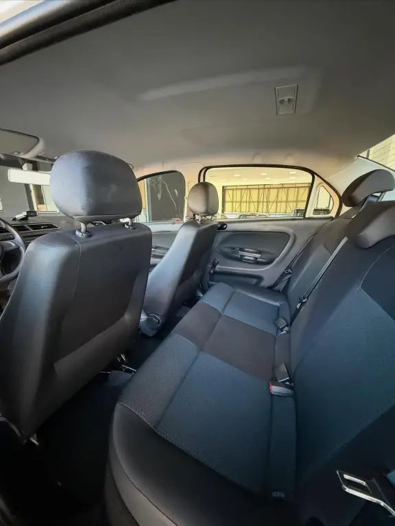 VOLKSWAGEN Voyage - Foto