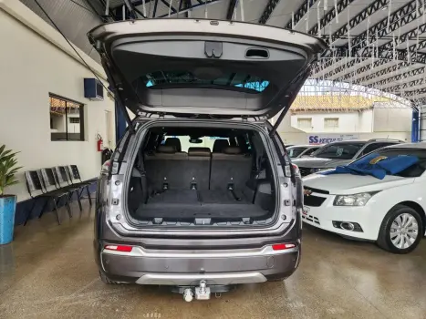 JEEP Commander 2.0 16V 4P TD380 OVERLAND 4X4 TURBO DIESEL AUTOM�TICO AT9, Foto 10