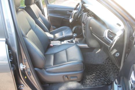 TOYOTA Hilux SW4 2.8 16V 4P SRX 4X4 7 LUGARES TURBO DIESEL AUTOMÁTICO, Foto 13 TOYOTA Hilux SW4 2.8 16V 4P SRX 4X4 7 LUGARES TURBO DIESEL AUTOMÁTICO, Foto 13
