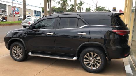 TOYOTA Hilux SW4 2.8 16V 4P SRX 4X4 7 LUGARES TURBO DIESEL AUTOMTICO, Foto 2