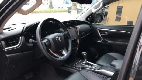 TOYOTA Hilux SW4 2.8 16V 4P SRX 4X4 7 LUGARES TURBO DIESEL AUTOMTICO, Foto 4