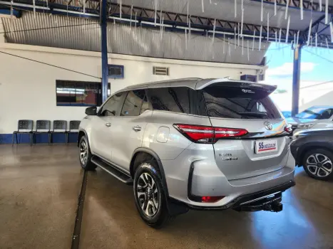 TOYOTA Hilux SW4 2.8 4P SRX 4X4 TURBO DIESEL AUTOM�TICO, Foto 4