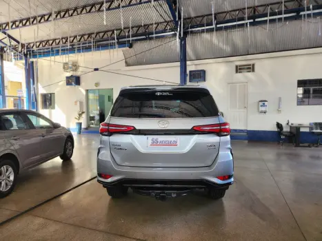 TOYOTA Hilux SW4 2.8 4P SRX 4X4 TURBO DIESEL AUTOM�TICO, Foto 5