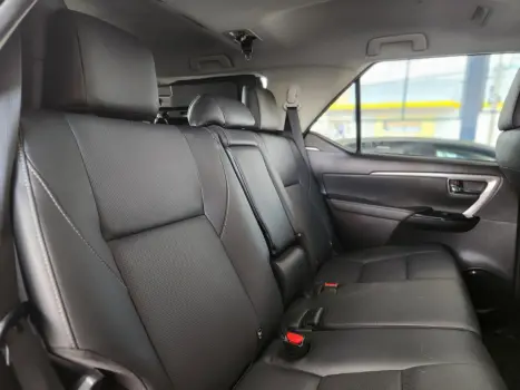 TOYOTA Hilux SW4 2.8 4P SRX 4X4 TURBO DIESEL AUTOM�TICO, Foto 8