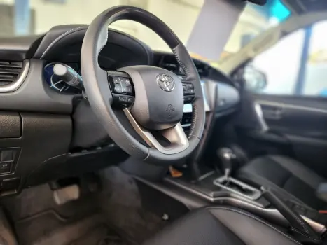 TOYOTA Hilux SW4 2.8 4P SRX 4X4 TURBO DIESEL AUTOM�TICO, Foto 11