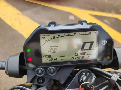 YAMAHA MT-03 300 ABS, Foto 2