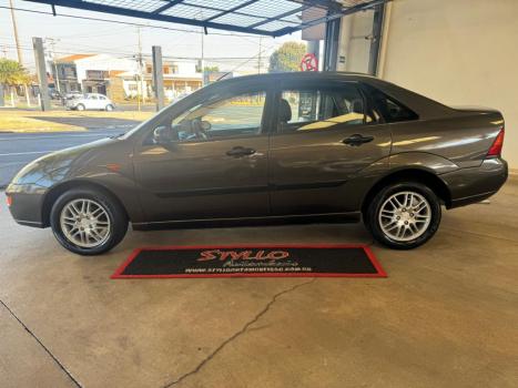 FORD Focus Sedan 2.0 16V 4P GHIA, Foto 2