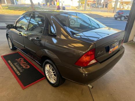 FORD Focus Sedan 2.0 16V 4P GHIA, Foto 7