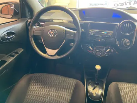 TOYOTA Etios Hatch 1.3 16V 4P FLEX X AUTOMTICO, Foto 8
