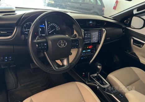 TOYOTA Hilux SW4 2.8 4P SRX 4X4 DIAMOND 7 LUGARES TURBO DIESEL AUTOMTICO, Foto 4