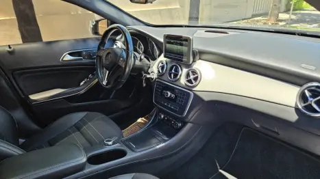 MERCEDES-BENZ GLA 200 1.6 16V 4P FLEX CGI VISION TURBO AUTOMÁTICO, Foto 9 MERCEDES-BENZ GLA 200 1.6 16V 4P FLEX CGI VISION TURBO AUTOMÁTICO, Foto 9