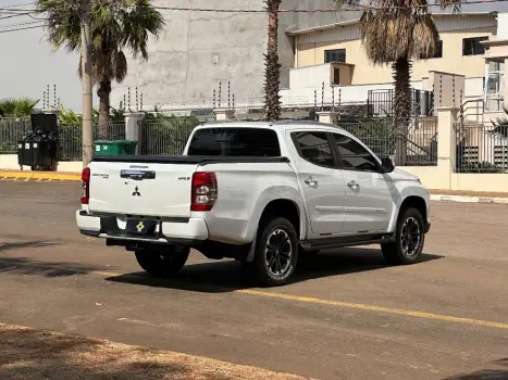MITSUBISHI L 200 Triton 2.4 16V SPORT HPE-S 4X4 CABINE DUPLA TURBO DIESEL AUTOMÁTICO, Foto 4 MITSUBISHI L 200 Triton 2.4 16V SPORT HPE-S 4X4 CABINE DUPLA TURBO DIESEL AUTOMÁTICO, Foto 4