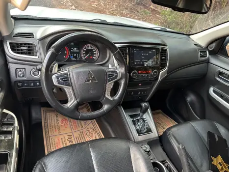 MITSUBISHI L 200 Triton 2.4 16V SPORT HPE-S 4X4 CABINE DUPLA TURBO DIESEL AUTOMÁTICO, Foto 8 MITSUBISHI L 200 Triton 2.4 16V SPORT HPE-S 4X4 CABINE DUPLA TURBO DIESEL AUTOMÁTICO, Foto 8