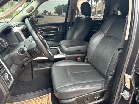 RAM Classic 5.7 V8 32V 4P HEMI LARAMIE NIGHT EDITION AUTOMTICO, Foto 8