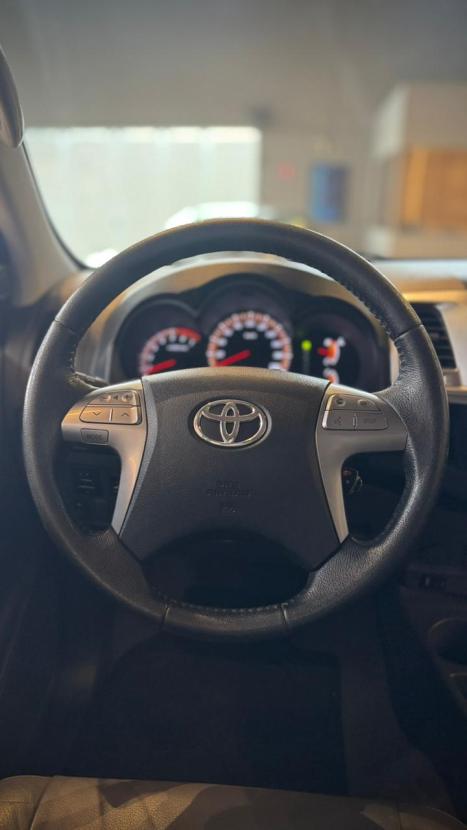 TOYOTA Hilux Caminhonete 2.7 16V 4P SRV FLEX 4X4  CABINE DUPLA AUTOMÁTICO, Foto 10 TOYOTA Hilux Caminhonete 2.7 16V 4P SRV FLEX 4X4  CABINE DUPLA AUTOMÁTICO, Foto 10