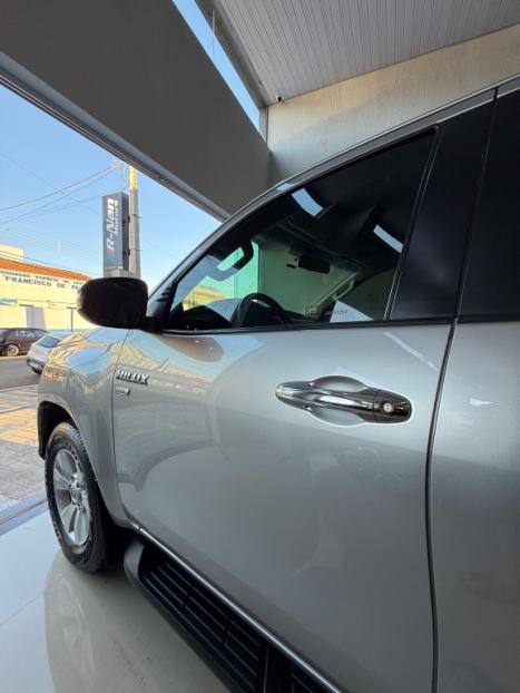 TOYOTA Hilux Caminhonete 2.7 16V 4P SRV FLEX 4X4  CABINE DUPLA AUTOM�TICO, Foto 16