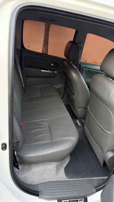TOYOTA Hilux Caminhonete 3.0 4P 4X4 SRV TURBO DIESEL CABINE DUPLA AUTOM�TICO, Foto 2
