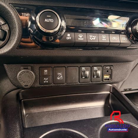 TOYOTA Hilux Caminhonete 2.8 16V SRX 4X4 TURBO DIESEL CABINE DUPLA AUTOMÁTICO, Foto 14