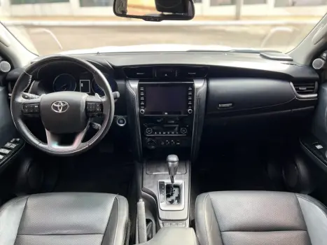 TOYOTA Hilux SW4 2.8 16V 4P SRX 4X4 7 LUGARES TURBO DIESEL AUTOMÁTICO, Foto 11 TOYOTA Hilux SW4 2.8 16V 4P SRX 4X4 7 LUGARES TURBO DIESEL AUTOMÁTICO, Foto 11