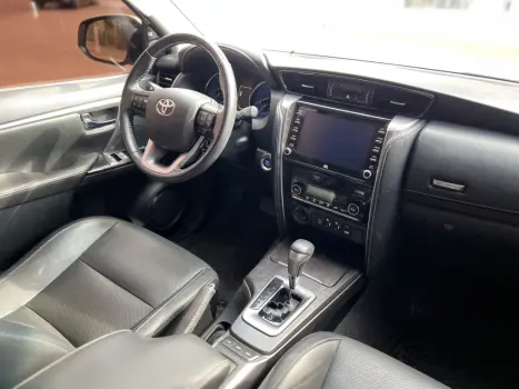 TOYOTA Hilux SW4 2.8 16V 4P SRX 4X4 7 LUGARES TURBO DIESEL AUTOMÁTICO, Foto 12 TOYOTA Hilux SW4 2.8 16V 4P SRX 4X4 7 LUGARES TURBO DIESEL AUTOMÁTICO, Foto 12