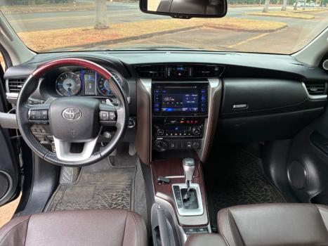 TOYOTA Hilux SW4 2.8 16V 4P SRX 4X4 7 LUGARES TURBO DIESEL AUTOMTICO, Foto 4