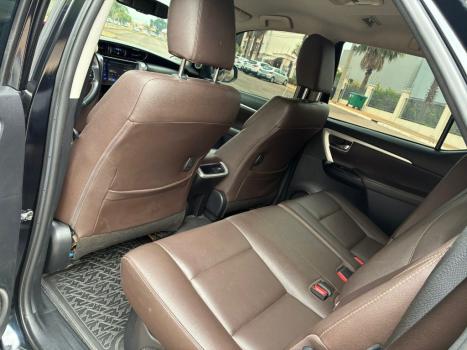 TOYOTA Hilux SW4 2.8 16V 4P SRX 4X4 7 LUGARES TURBO DIESEL AUTOMTICO, Foto 6