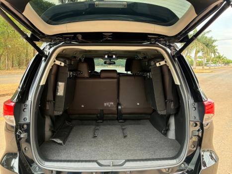 TOYOTA Hilux SW4 2.8 16V 4P SRX 4X4 7 LUGARES TURBO DIESEL AUTOMTICO, Foto 9