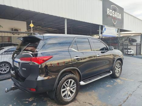 TOYOTA Hilux SW4 2.8 16V 4P SRX 4X4 7 LUGARES TURBO DIESEL AUTOMTICO, Foto 3