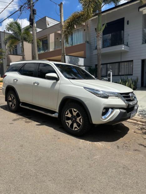 TOYOTA Hilux SW4 2.8 4P SRX 4X4 DIAMOND 7 LUGARES TURBO DIESEL AUTOMTICO, Foto 1