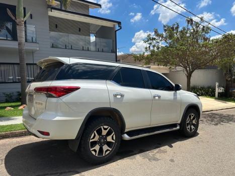 TOYOTA Hilux SW4 2.8 4P SRX 4X4 DIAMOND 7 LUGARES TURBO DIESEL AUTOMTICO, Foto 8