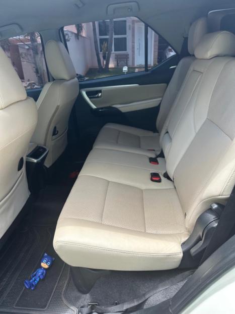 TOYOTA Hilux SW4 2.8 4P SRX 4X4 DIAMOND 7 LUGARES TURBO DIESEL AUTOMTICO, Foto 3