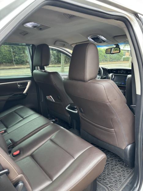 TOYOTA Hilux SW4 2.8 16V 4P SRX 4X4 7 LUGARES TURBO DIESEL AUTOMTICO, Foto 6