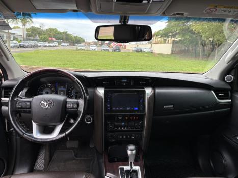 TOYOTA Hilux SW4 2.8 16V 4P SRX 4X4 7 LUGARES TURBO DIESEL AUTOMTICO, Foto 7